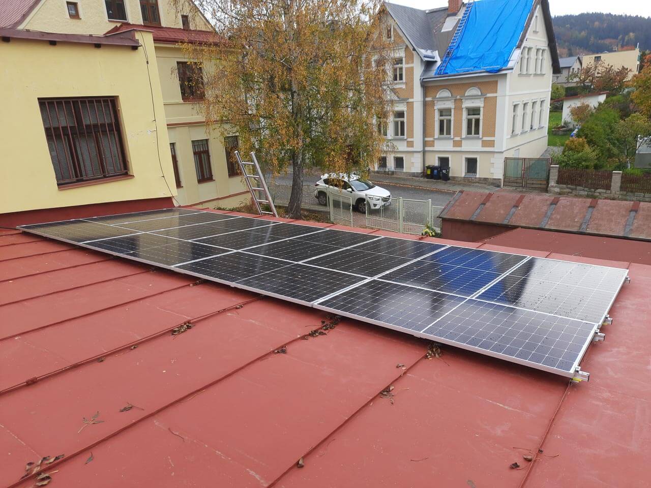 Pohled na dům s fotovoltaikou z ulice