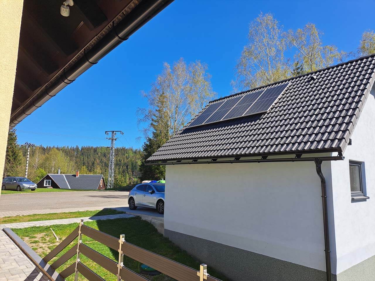 Detail střešního pole panelů