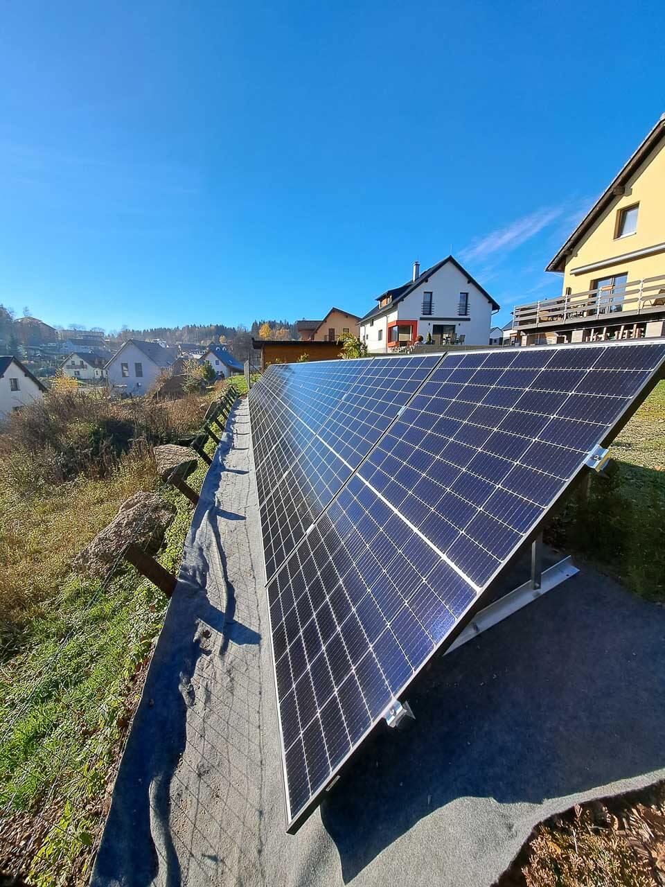 Fotovoltaická elektrárna na pozemkovém stojanu u rodinného domu
